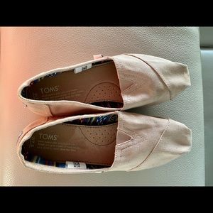 Toms Classics- size 7.5.